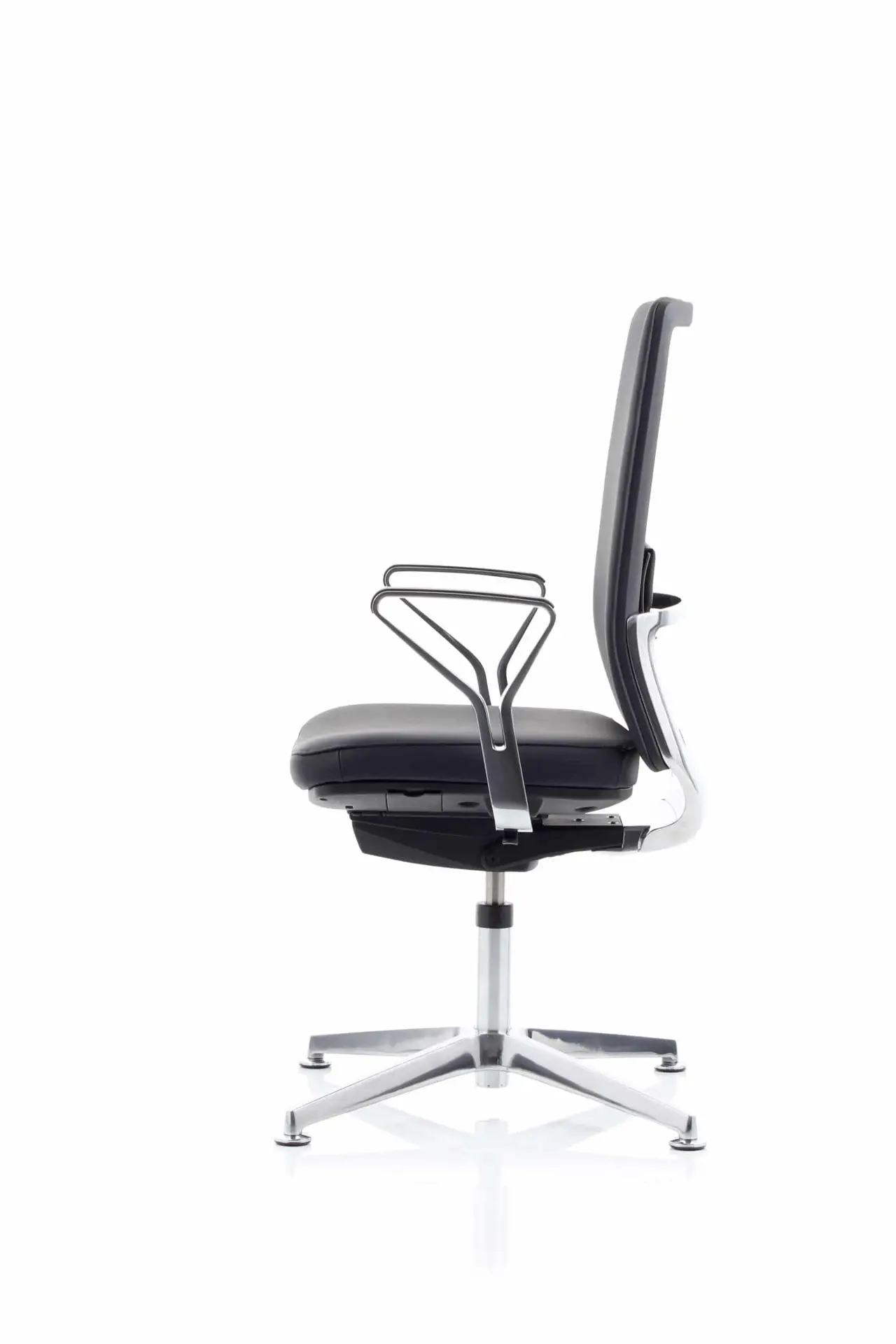 Anteo ALU MØDESTOL i læder, en ergonomisk og flot mødestol. Kan vippe og dreje, god til de lange møder